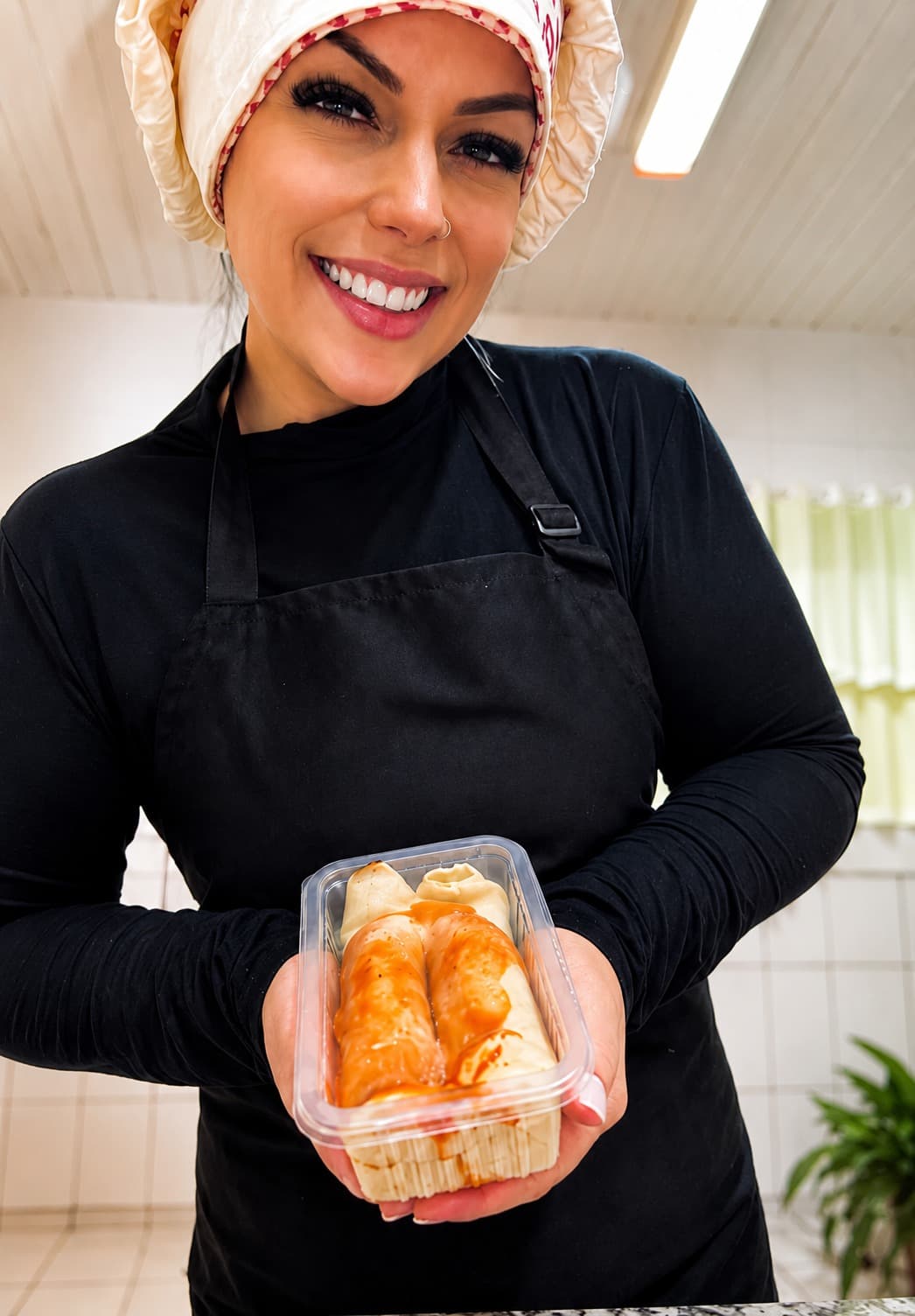 Cami preparando e entregando uma marmita fresquinha
