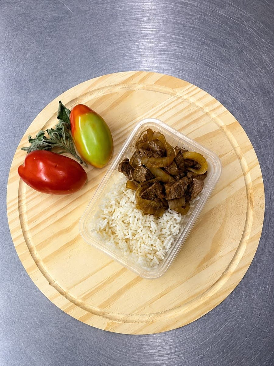Carne em cubos com cebola + arroz branco/integral ou purê de batatas