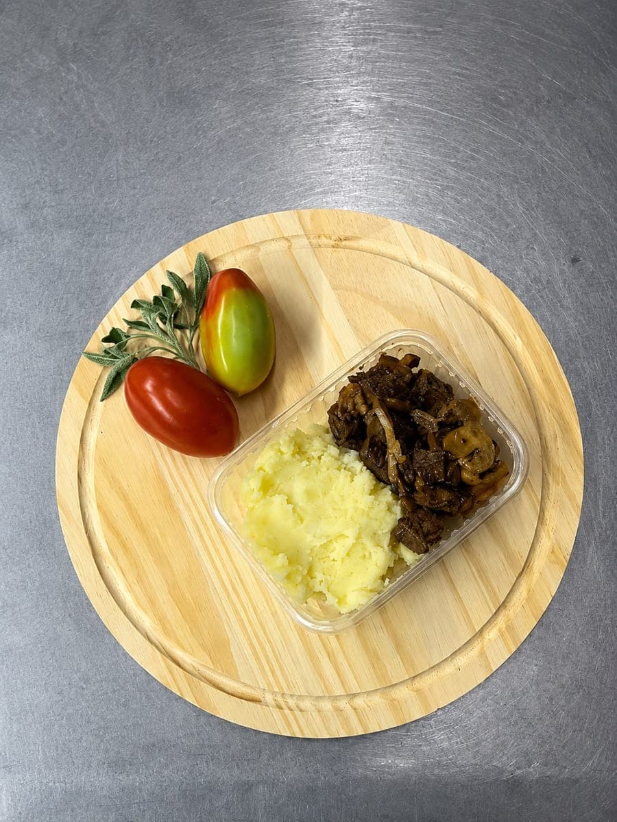 Carne em cubos com champignon (com shoyu light) + arroz branco/integral ou purê de batatas