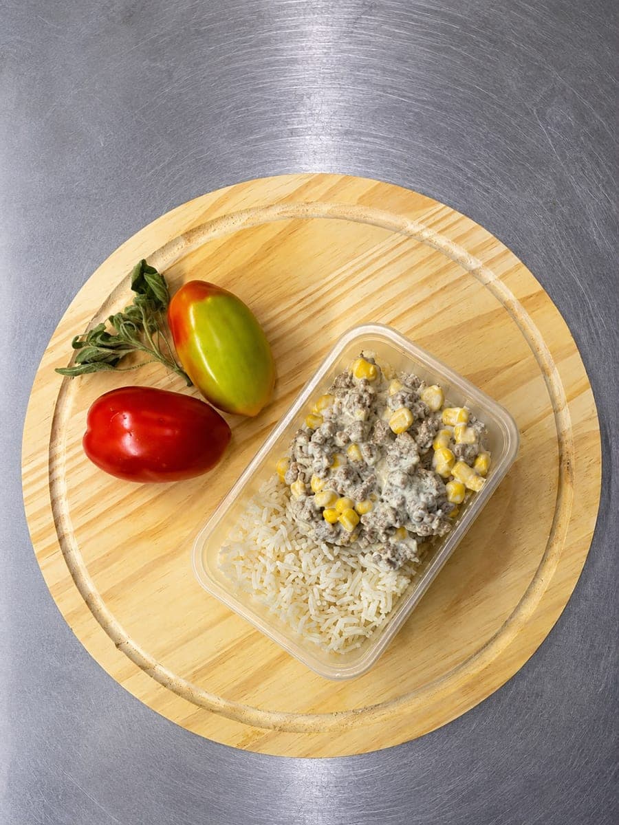Carne moída cremosa com milho (com creme de leite levíssimo) + arroz branco/integral ou purê de batatas