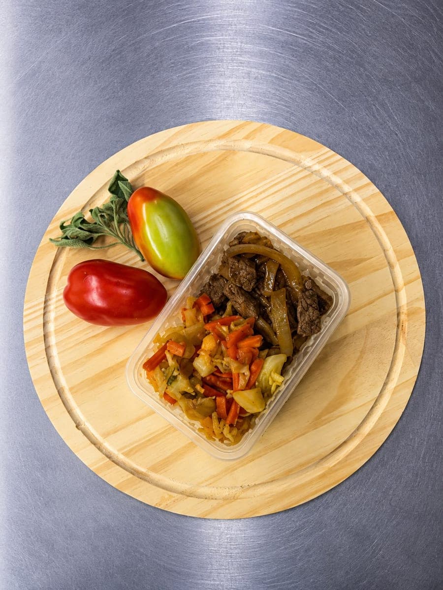 Carne em cubos com cebola + legumes ou purê de abóbora cabotiá