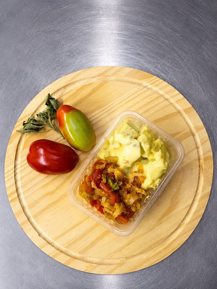Carne em cubos com mostarda + legumes ou purê de abóbora cabotiá