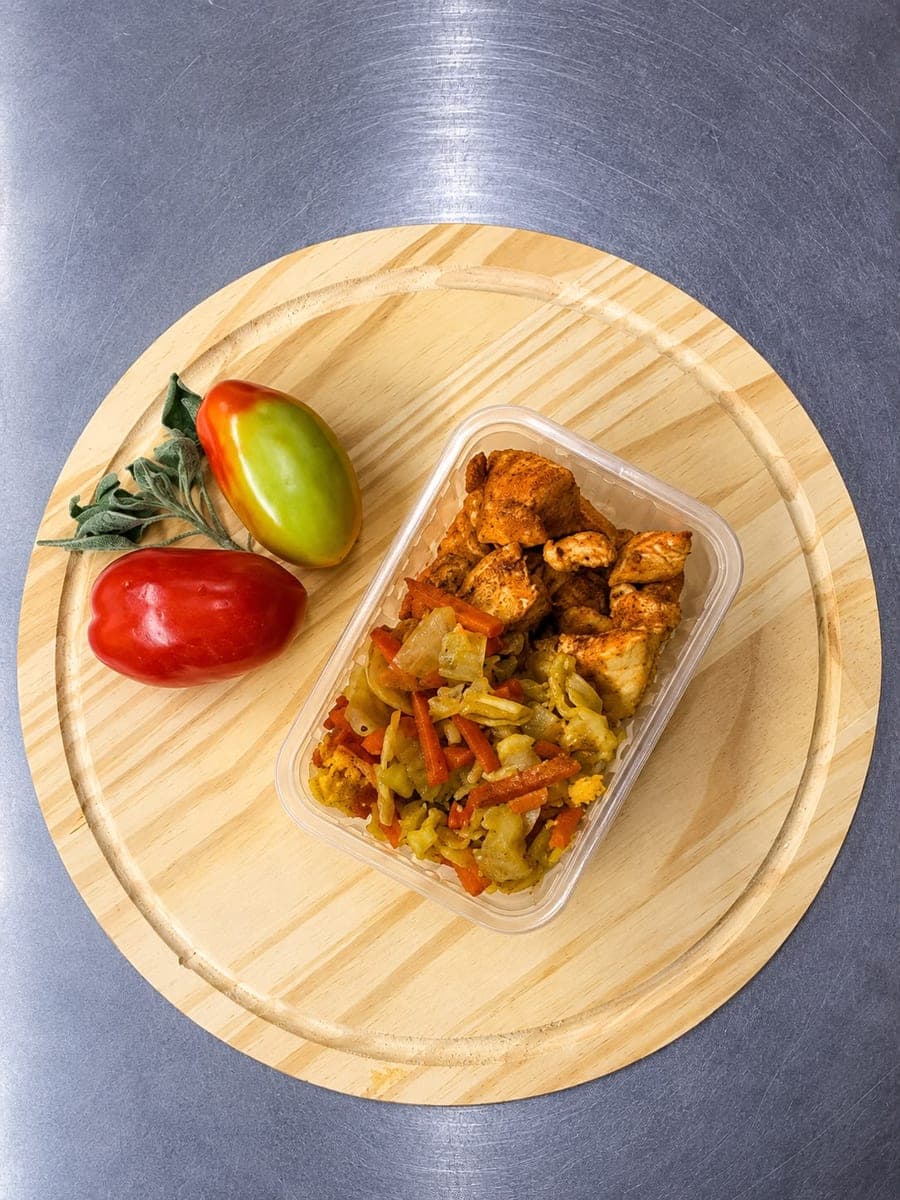 Frango com páprica defumada + legumes ou purê de moranga cabotiá