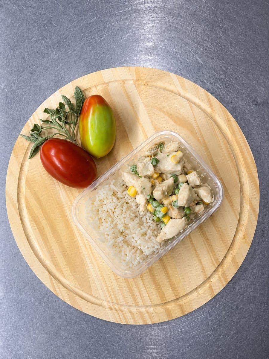 Frango cremoso (com milho, ervilhas e creme de leite levíssimo) + arroz branco/integral ou purê de batatas