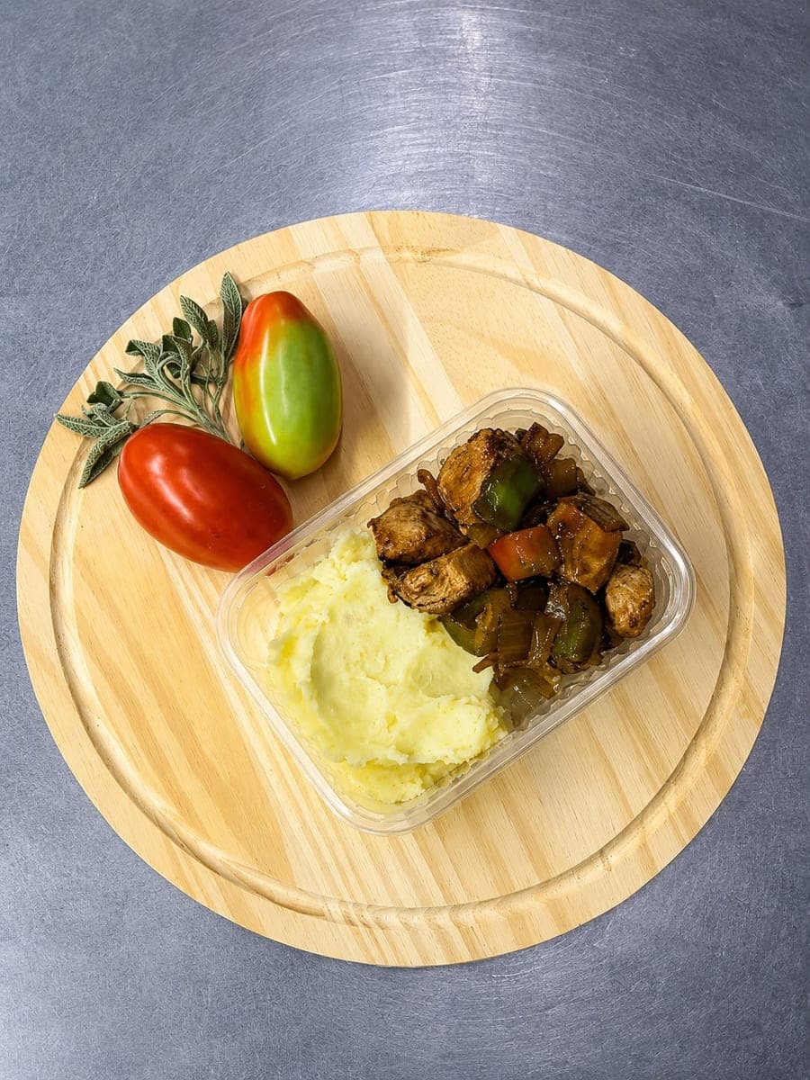 Frango xadrez (com cebola, pimentões e shoyu light) + arroz branco/integral ou purê de batatas