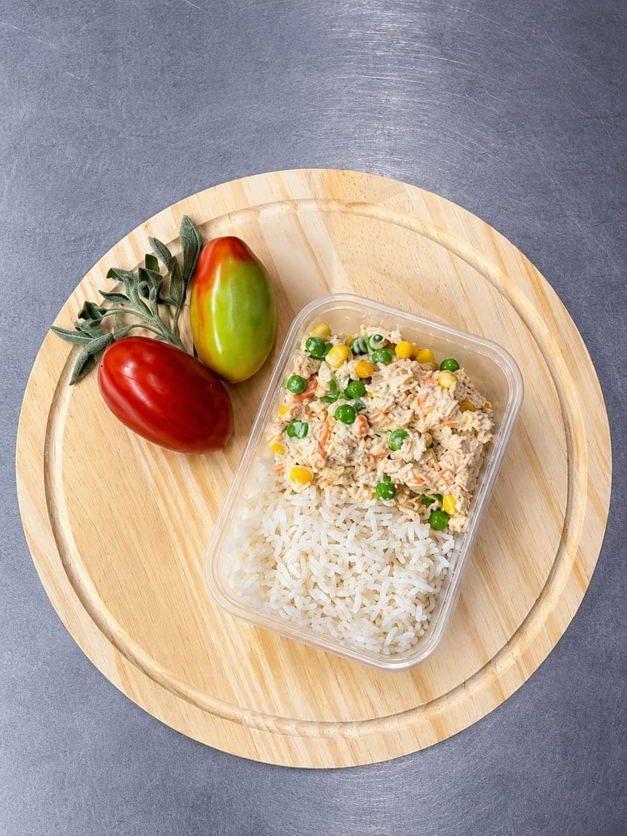 Fricassê de frango (com cenoura ralada, milho, ervilhas e creme de leite levíssimo) + arroz branco/integral
