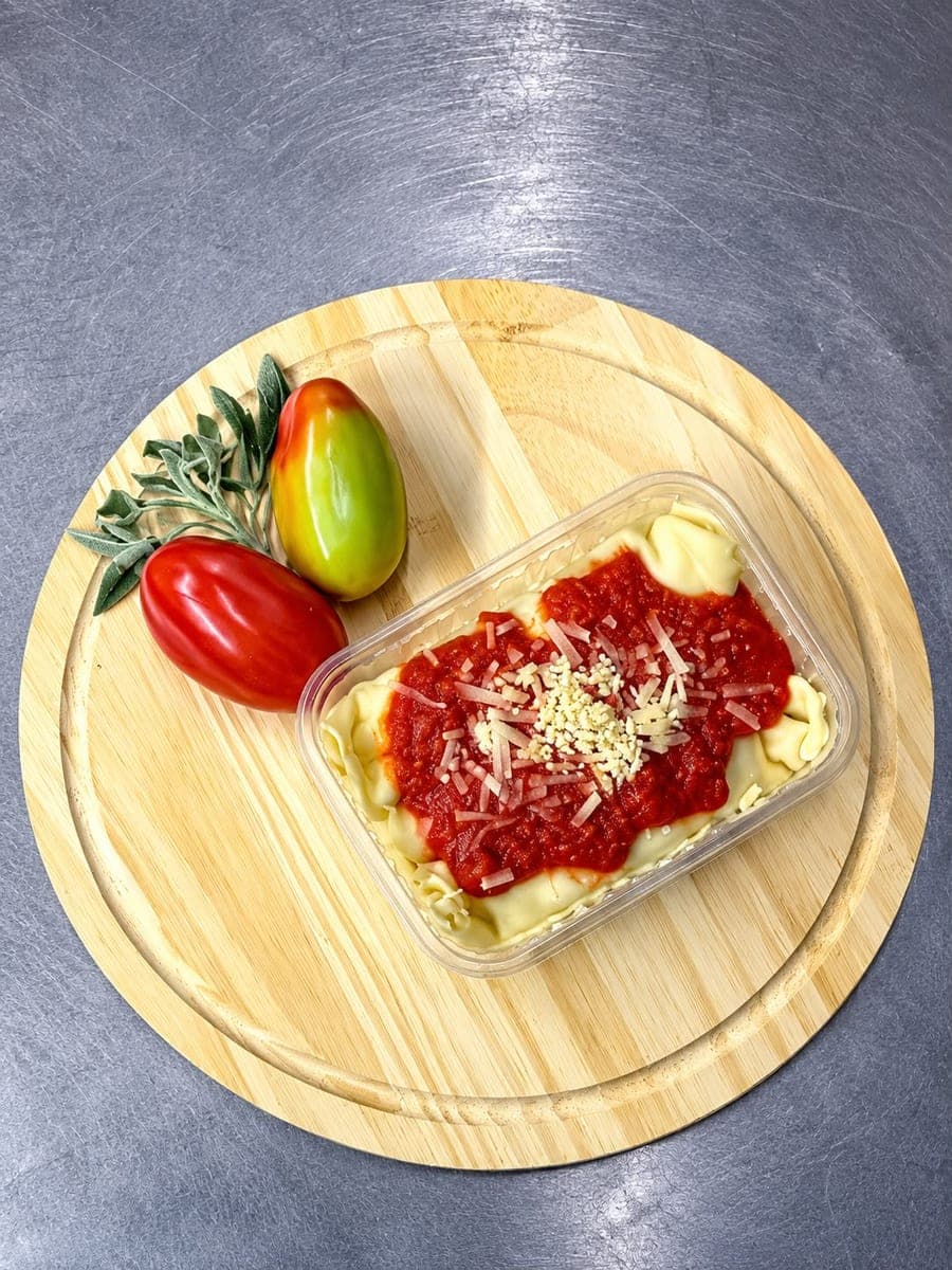Panqueca de frango + molho vermelho e queijo